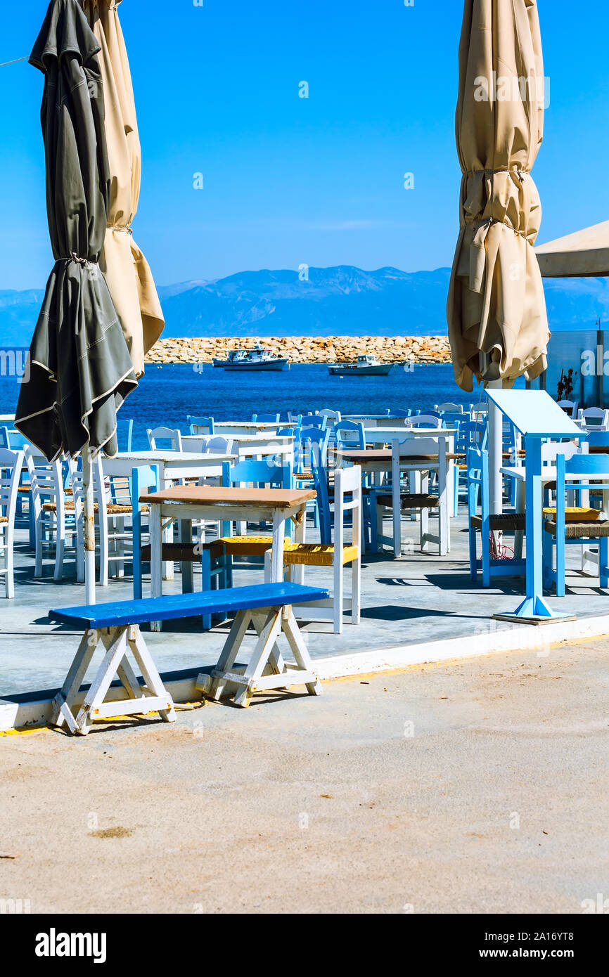 Meerblick, Café, Taverne, Tabellen und Berggipfel Panorama in Messenien, Peloponnes, Griechenland Stockfoto
