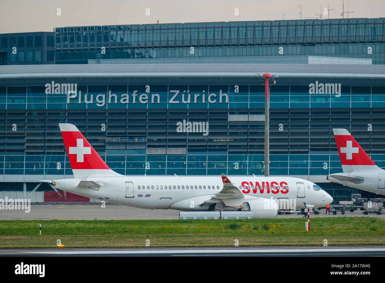 Zürich, Schweiz - 19. Juli 2018: Flughafen Zürich Gebäude Exterieur Landschaft am Tag Zeit Stockfoto