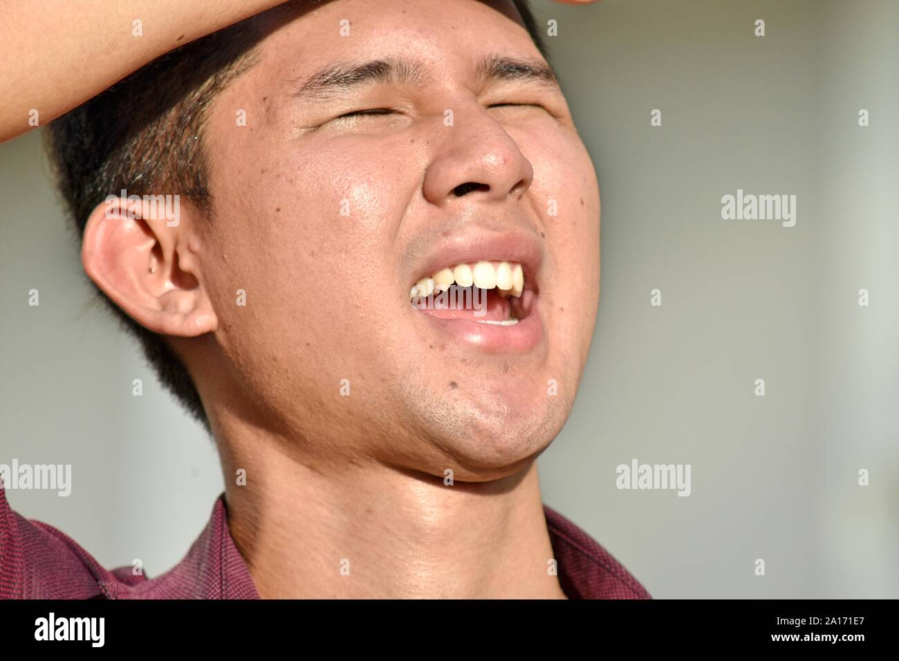 Ein schöner Filipino erwachsenen männlichen Lachen Stockfoto