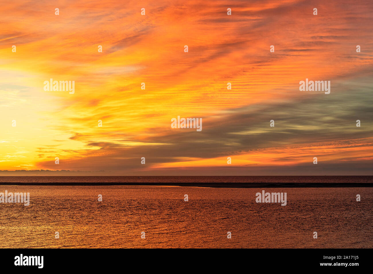 Sonnenaufgang über dem Meer, Cape Cod, Massachusetts, USA Stockfoto