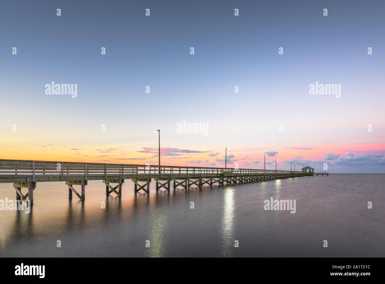 Biloxi, Mississippi im Lighthouse Pier in der Morgendämmerung. Stockfoto