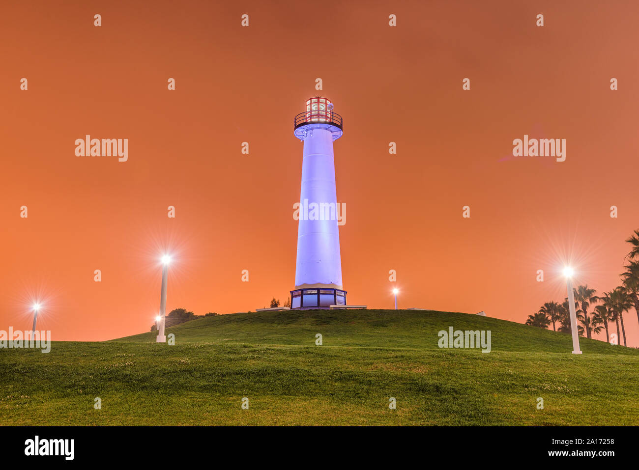 Long Beach, Kalifornien, USA Hafen Leuchtturm in der Dämmerung. Stockfoto