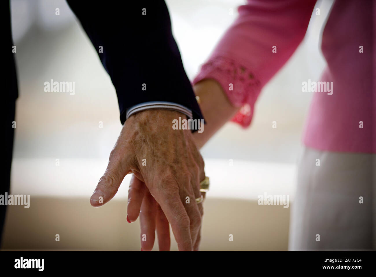 Nahaufnahme eines älteren Paare Hände Stockfoto