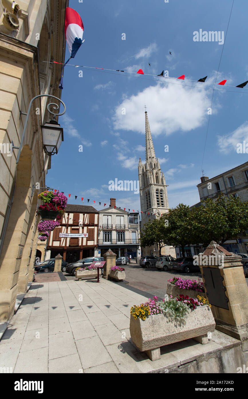 Sainte-Foy-la-Grande, Frankreich. Malerische Ansicht von Sainte-Foy-la-Grande Place Gambetta. Stockfoto