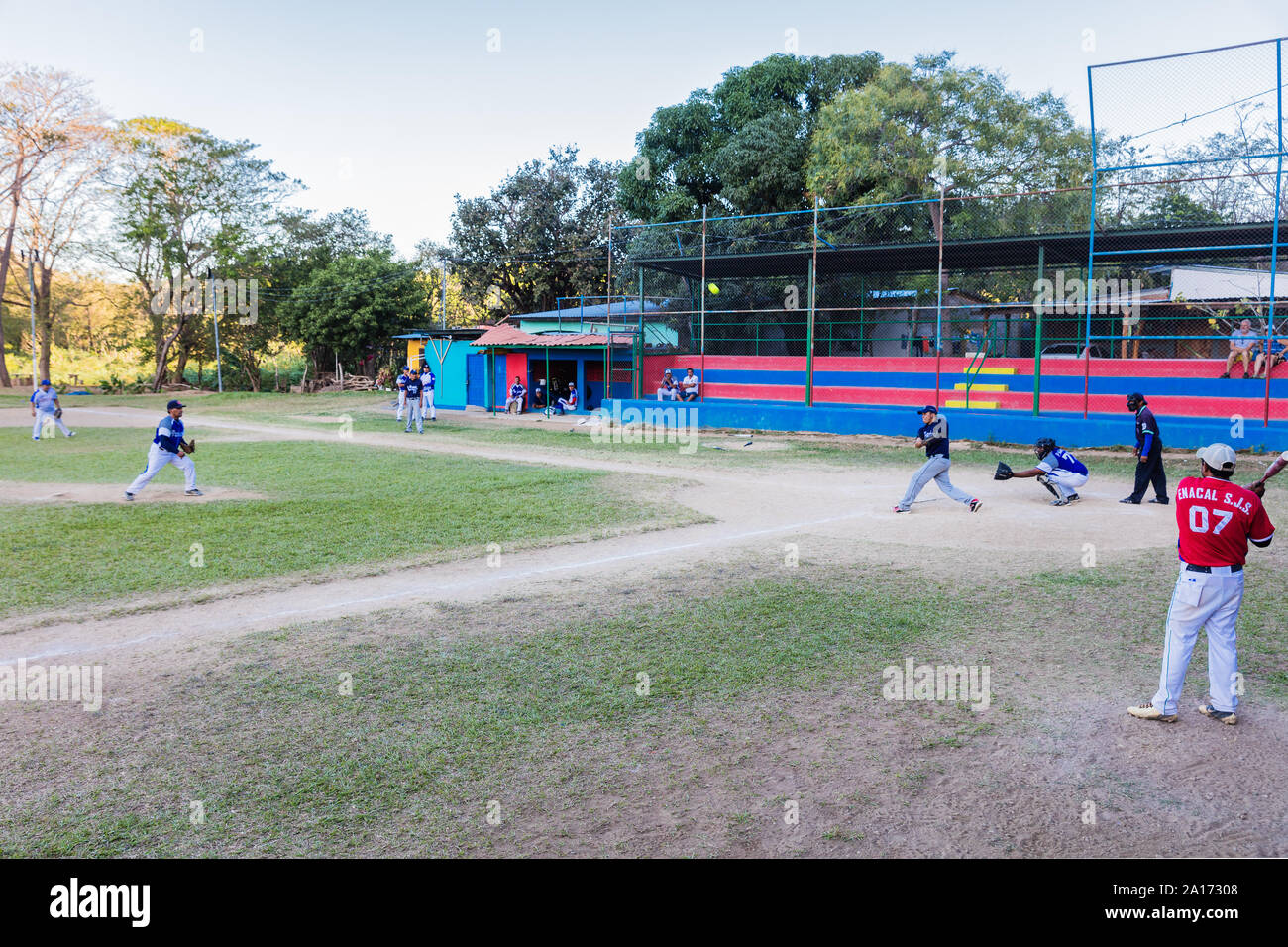 San Juan del sur, Nicaragua - 04. März 2018:Baseball-Spieler, die das Wettkampfspiel Rivas spielen Stockfoto