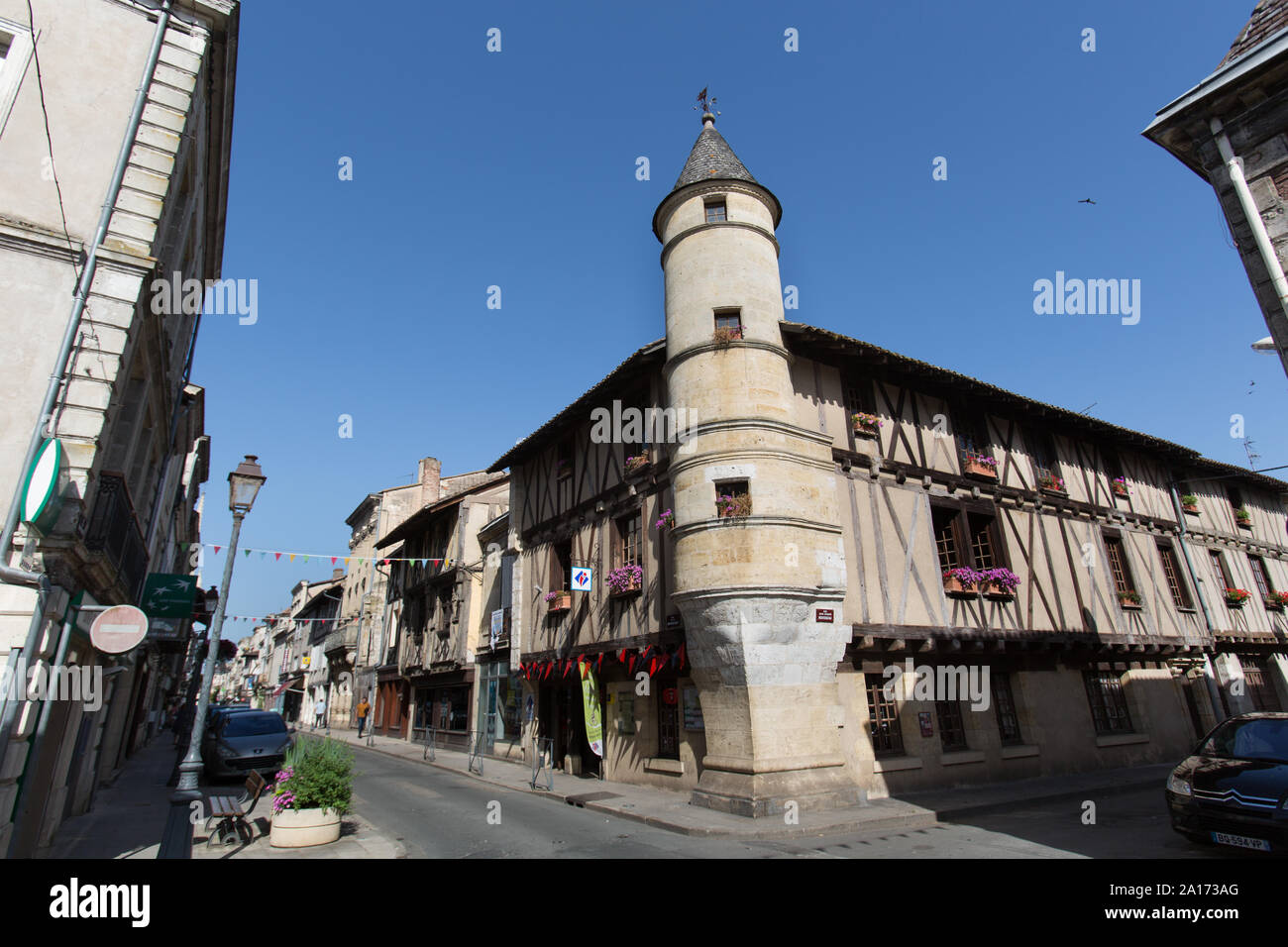 Sainte-Foy-la-Grande, Frankreich. Die Türmchen aus dem 15. Jahrhundert Tourist Office, die auf Sainte-Foy-la-Grande Rue de la Republique gelegen ist. Stockfoto