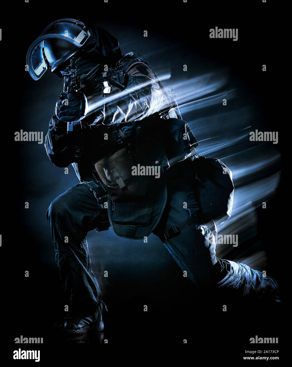 Ein Soldat Polizei swat Tactical Kräfte Mann studio Shot auf schwarzem Hintergrund Stockfoto
