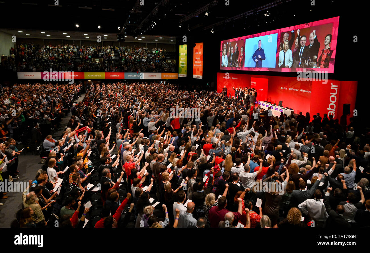 Brighton, UK, 24. September 2019 - Jeremy Corbyn der Führer der Labour Party auf der Bühne singen die rote Flagge mit dem Schatten Kabinett nach seiner Grundsatzrede einen Tag zu früh von der Labour Party in Brighton nach Nachrichten, die Boris Johnson's Government Shutdown des Parlaments gefunden wurde vom Obersten Gerichtshof für rechtswidrig erklärt. Foto: Simon Dack/Alamy leben Nachrichten Stockfoto