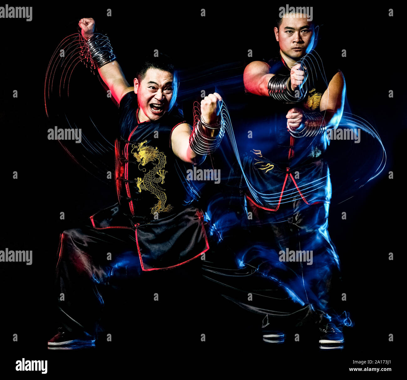 Wushu chinesisch Boxing Hung Gar Kung Fu Fighter isolierte Mann auf schwarzen Hintergrund mit Geschwindigkeit Licht Malerei Wirkung Bewegungsunschärfe isoliert Stockfoto