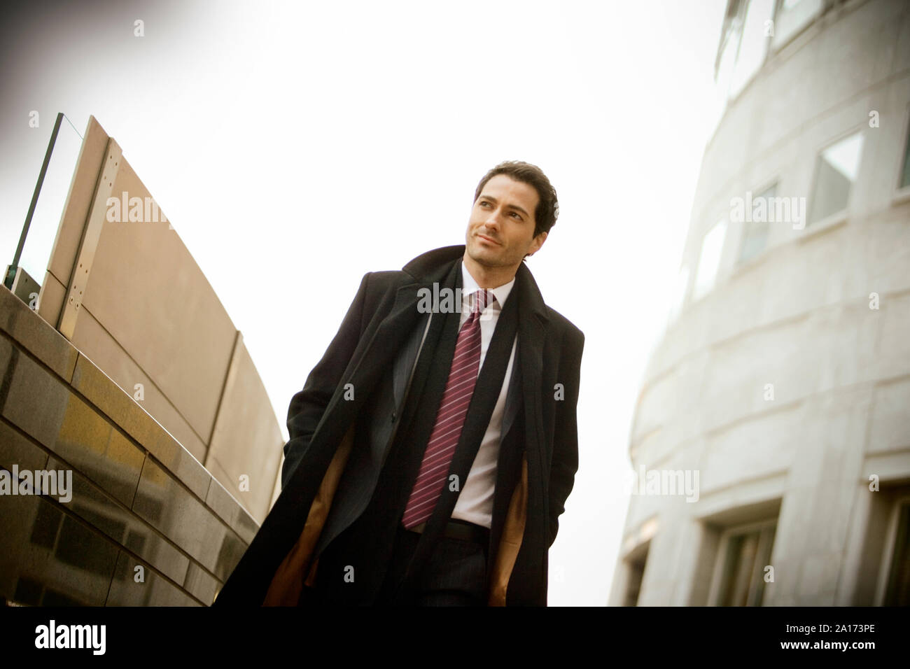 Junge Unternehmer gehen hinunter Straße der Stadt. Stockfoto