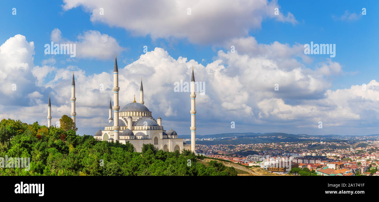 Camlica Moschee und die Skyline von Istanbul, wunderschönes Panorama Stockfoto