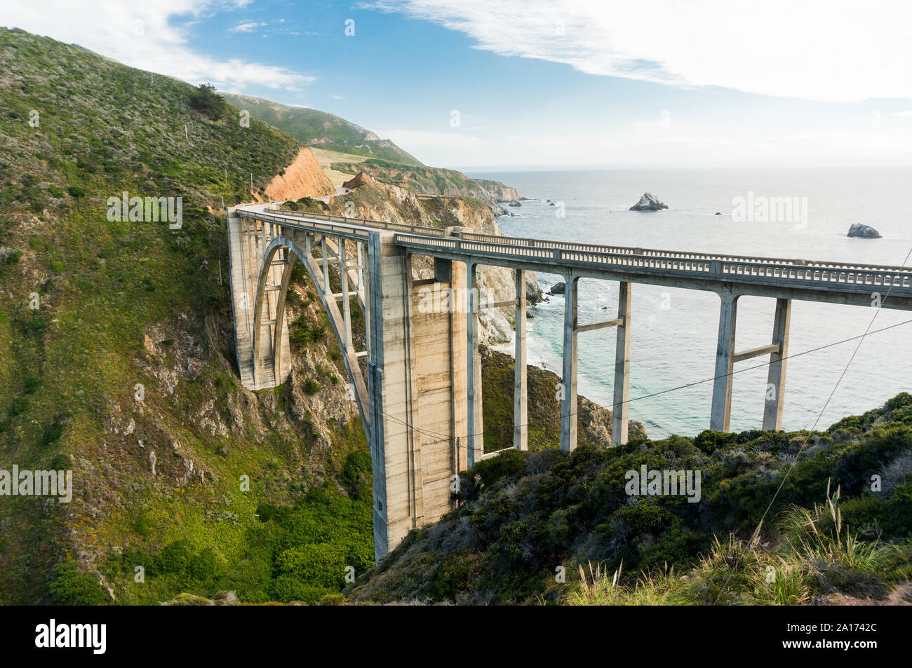 Bixby Bridge auf der berühmten California State Route 1 in Südkalifornien im Sommer Tag mit den Ozean dahinter. Stockfoto