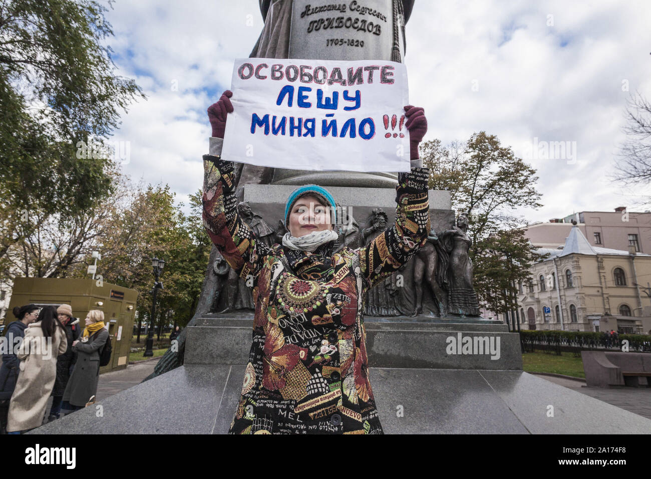 Moskau, Moskau, Russland. 24 Sep, 2019. Hält eine Frau ein Banner für die Freigabe von Alexei Miniailo, Aktivist in Demonstrationen während der kommunalwahlen Kampagne in Moskau verhaftet. Streikposten Protest in verschiedenen Punkten der Stadt. Credit: Celestino Arce Lavin/ZUMA Draht/Alamy leben Nachrichten Stockfoto