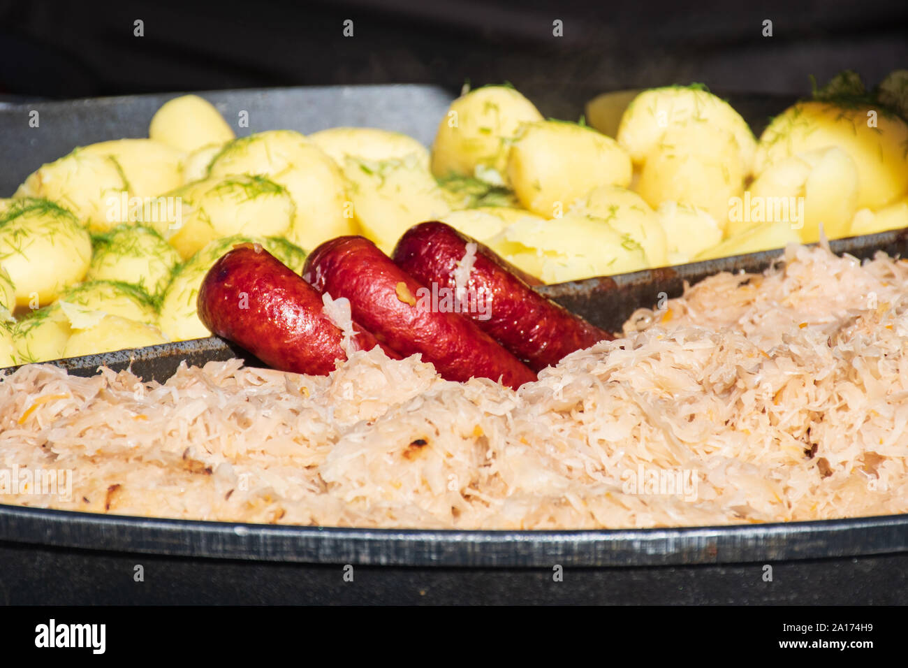 Polnische traditionelles Gericht mit Wurst, Kohl und Kartoffeln Stockfoto