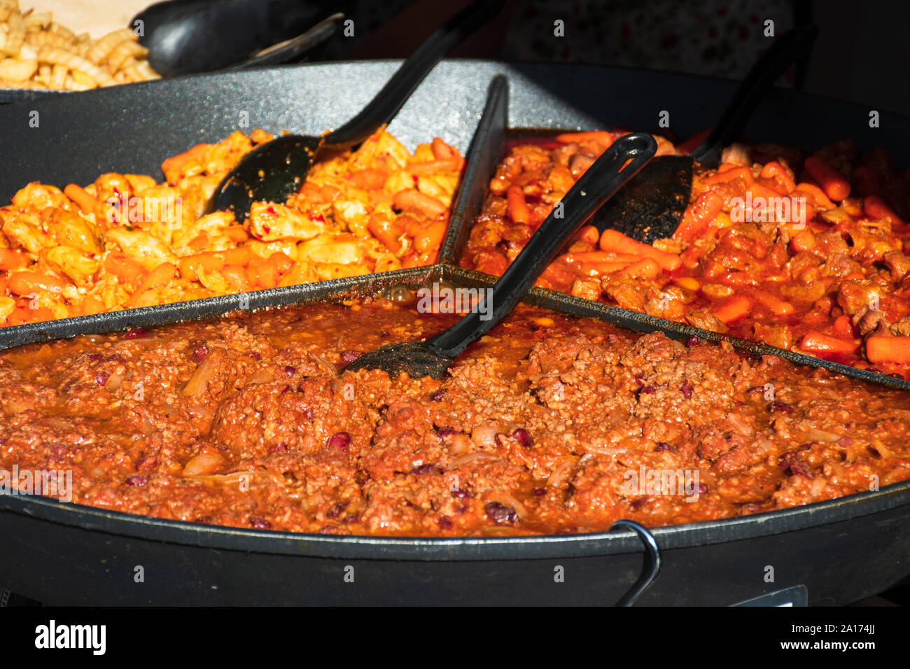 Gulasch, Eintopf oder Suppe von Fleisch und Gemüse in der Regel gewürzt mit Paprika und anderen Gewürzen in eine Straße Markt Stockfoto