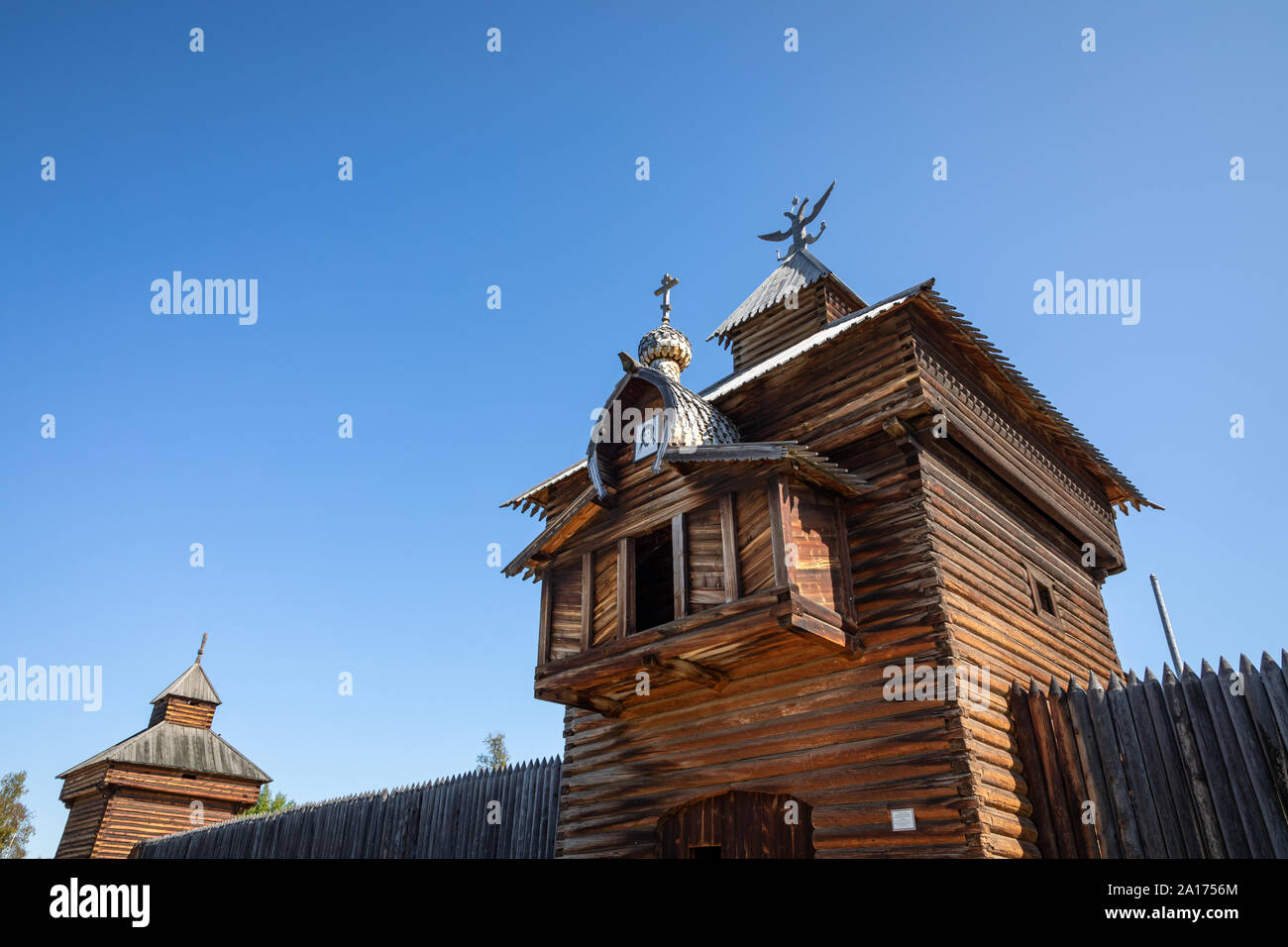 Die traditionellen sibirischen Holzhaus im Taltsy Freilichtmuseum Museum. Stockfoto