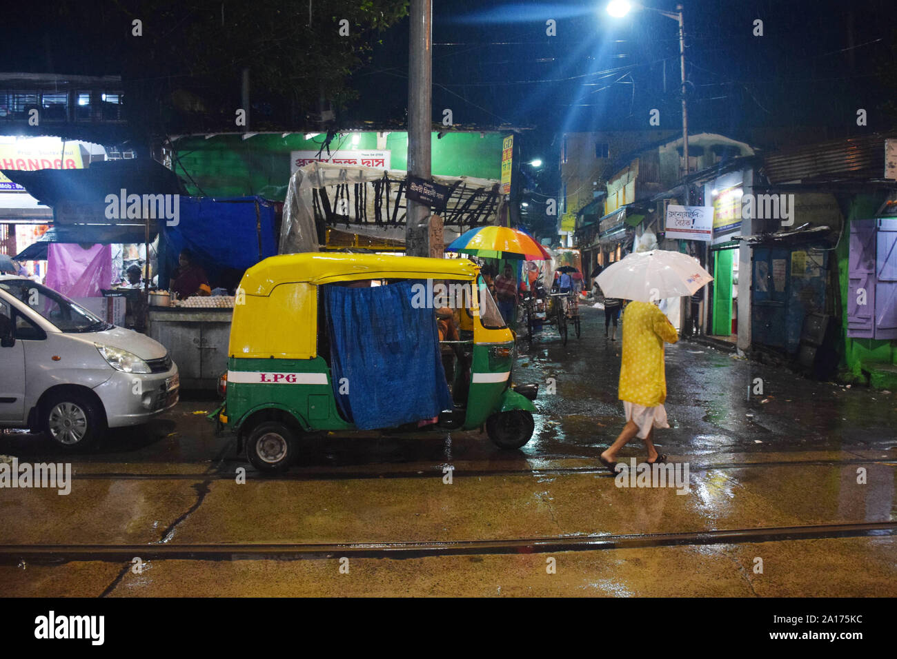 Kolkata, West Bengal, Indien. 24 Sep, 2019. Die Stadt der Freude Kolkata um Regen am Dienstag und Mittwoch festgezurrt werden. Die Stadt 70mm-80mm Regen im Laufe der nächsten 48 Stunden erhalten könnte, sagte Wettermacher. Credit: Tamal Shee/ZUMA Draht/Alamy leben Nachrichten Stockfoto