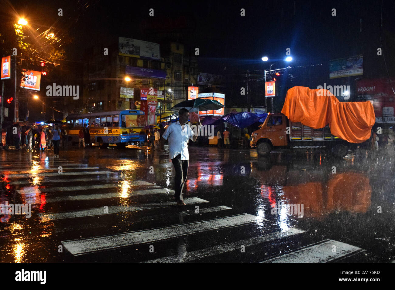 Kolkata, West Bengal, Indien. 24 Sep, 2019. Die Stadt der Freude Kolkata um Regen am Dienstag und Mittwoch festgezurrt werden. Die Stadt 70mm-80mm Regen im Laufe der nächsten 48 Stunden erhalten könnte, sagte Wettermacher. Credit: Tamal Shee/ZUMA Draht/Alamy leben Nachrichten Stockfoto