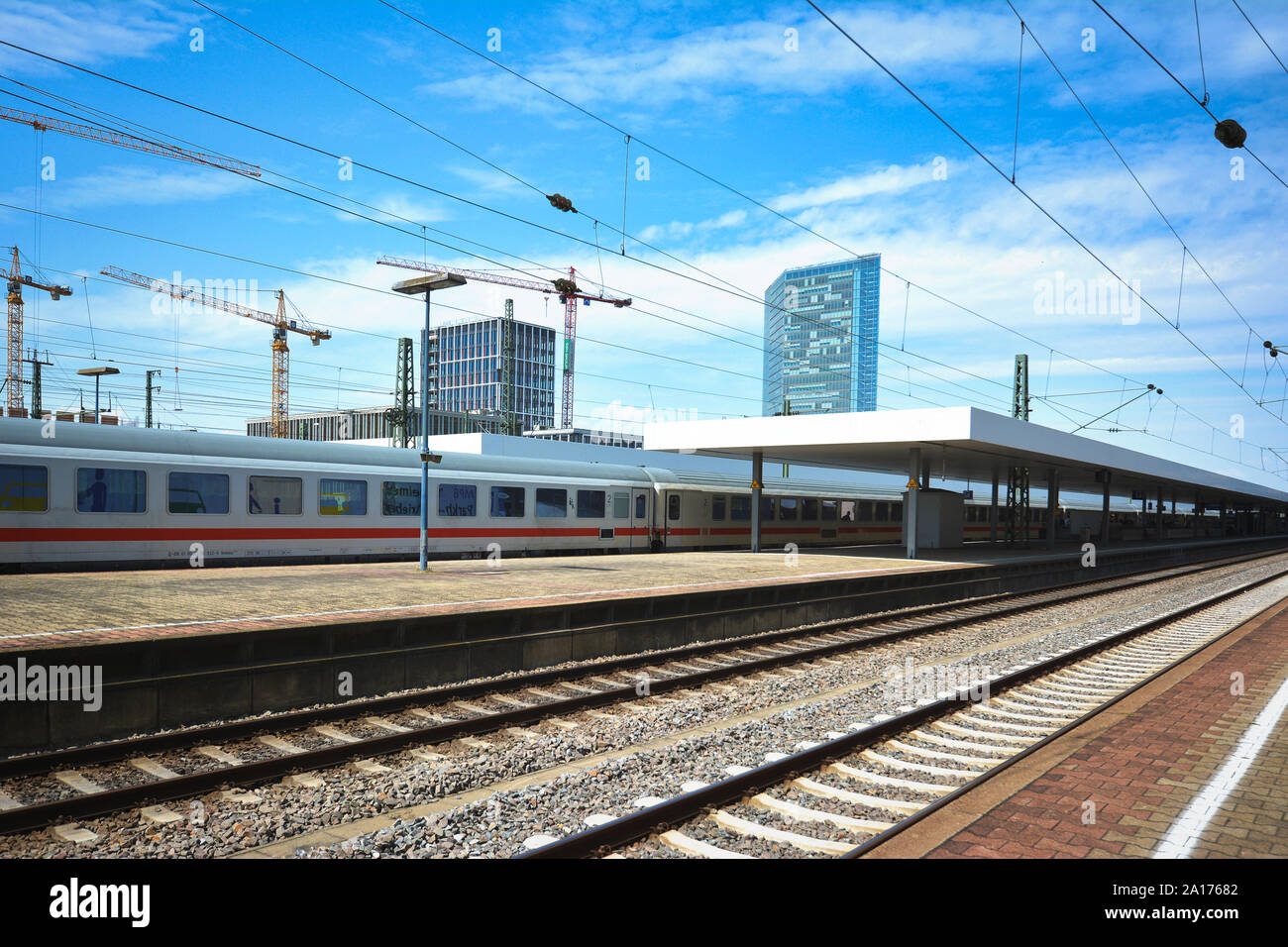 Titel und Plattformen der Mannheimer Hauptbahnhof mit Deutschen 'IC Intercity' Zug durch Weitergabe Sommer Tag mit blauem Himmel Stockfoto