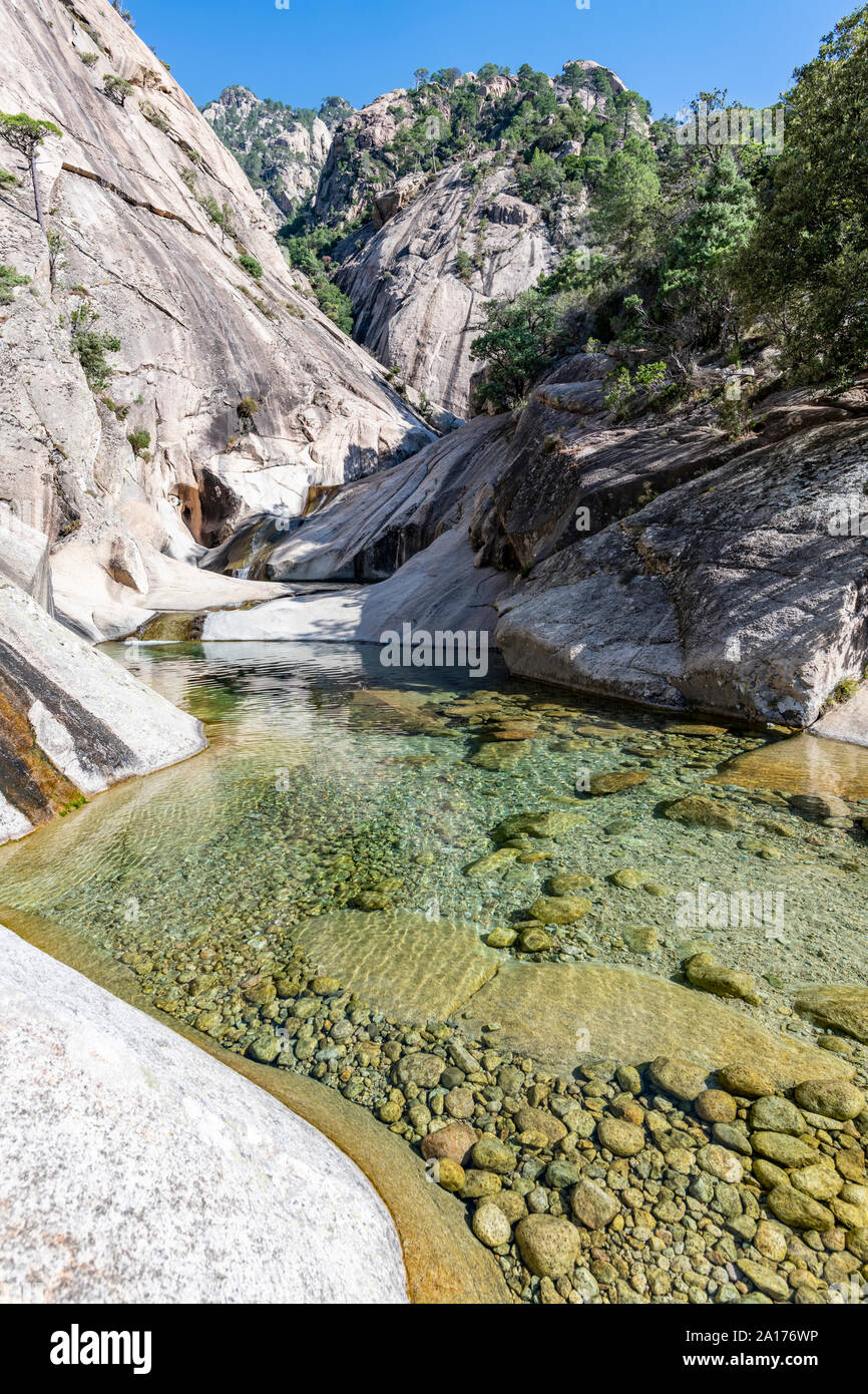 Wasserfall und natürlichen Pool in der berühmten Purcaraccia Canyon in Bavella im Sommer. Der Wasserfall Formen natürliche Folie in den Felsen. Korsika, Frankreich Stockfoto
