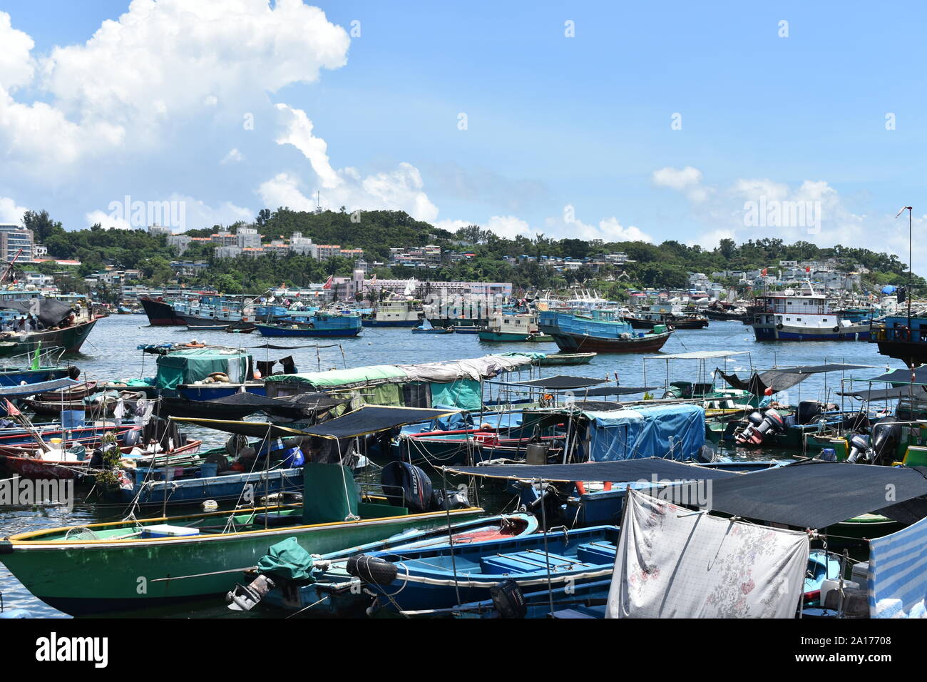 Fischerboote im Hafen eines chinesischen Fischerdorf Stockfoto