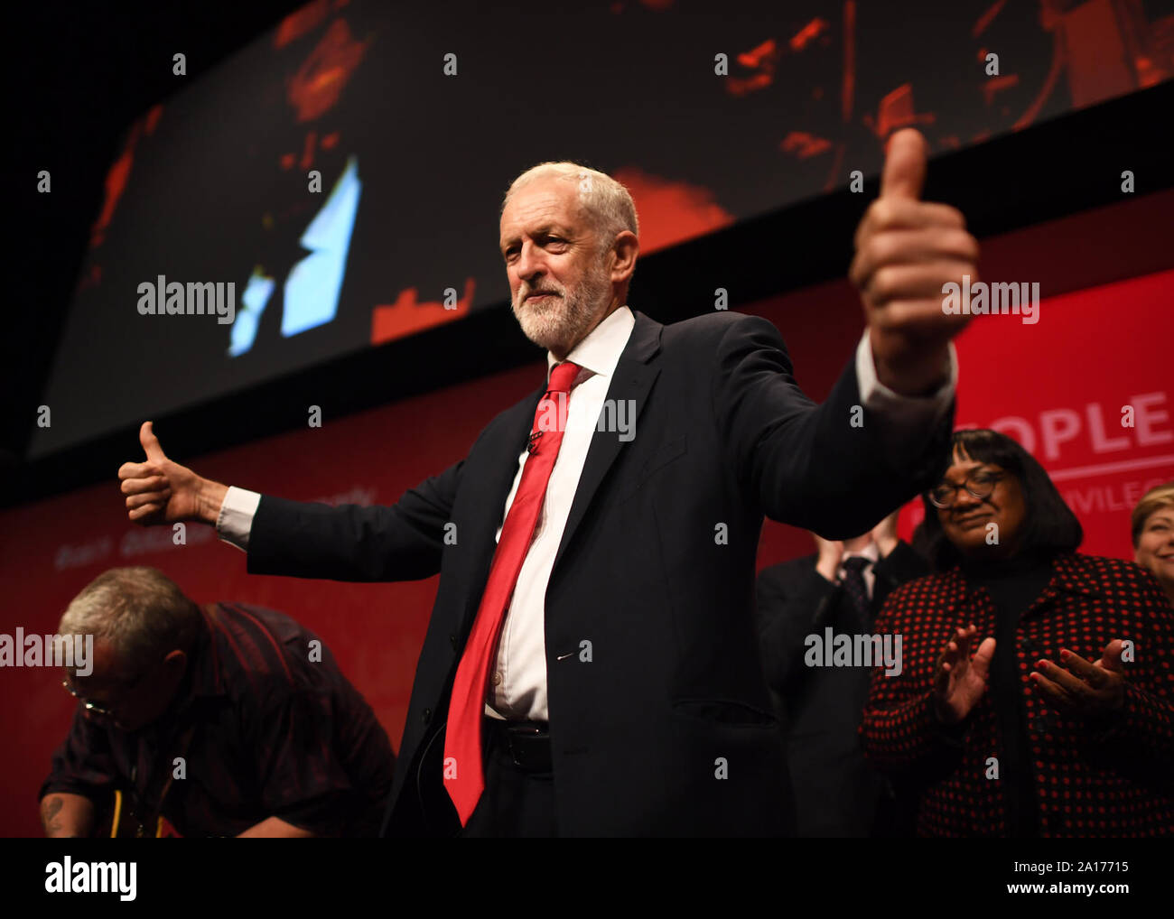 Der Führer der Jeremy Corbyn wird durch die Schatten Kabinett trat nach seiner Rede auf der jährlichen Konferenz der Partei an der Brighton Centre in Brighton, East Sussex. Stockfoto