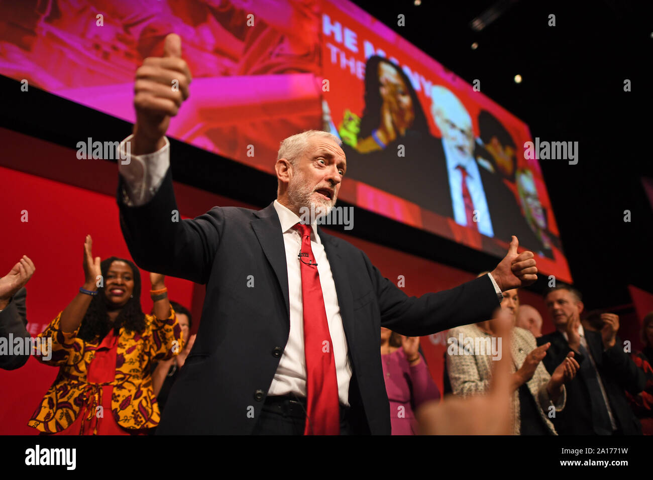 Der Führer der Jeremy Corbyn wird durch die Schatten Kabinett trat nach seiner Rede auf der jährlichen Konferenz der Partei an der Brighton Centre in Brighton, East Sussex. Stockfoto