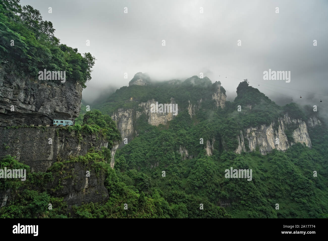 Bus mit Touristen auf die kurvenreiche Straße von 99 wendet sich an die Spitze der Tianmen Mountain, Zhangjiajie Nationalpark, Hunan, China Stockfoto