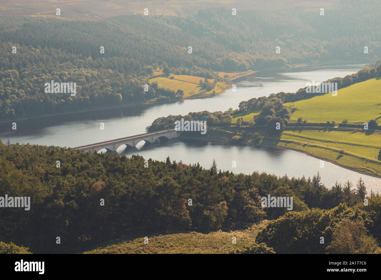 Ansicht der Ladybower Reservoir, Ashopton Viadukt, und Krummstab Hill in The Derbyshire Peak District National Park, England, Großbritannien Stockfoto