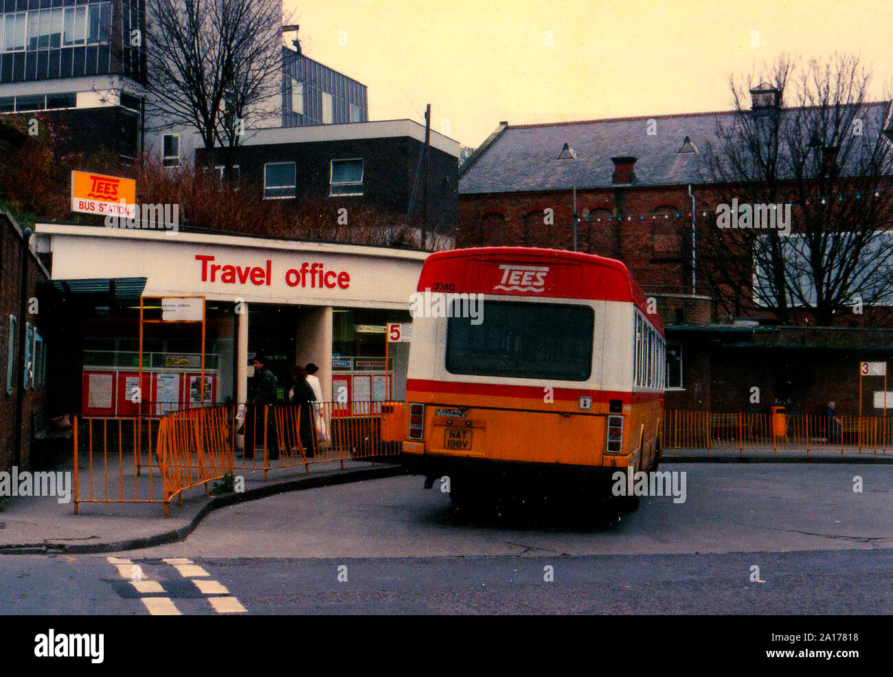 Ein vintage Foto auf Station Square, Whitby, North Yorkshire, UK, die ehemalige T-Stücke Firma Busbahnhof, Reisebüro und ein geparkter Bus. Dahinter verbirgt sich die ehemalige Kolosseum Kino, und nach links, um die dann neue Telefonzentrale Gebäude. Stockfoto