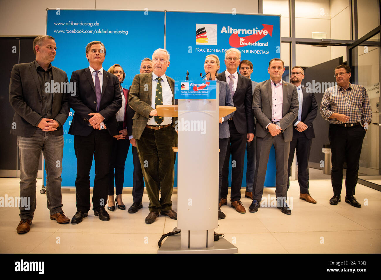 23. September 2019, Berlin: Der neu gewählte Leiter der AfD Bundestagsfraktion mit Leif-Erik Holm (L-R), stellvertretende Fraktionsvorsitzende, Bernd Baumann, Erster Parlamentarischer Geschäftsführer, Beatrix von Storch und Peter Felser, beide stellvertretende Fraktionsvorsitzende, Alexander Gauland, Fraktionschef, Alice Weidel, parlamentarische Fraktionsvorsitzenden, Roland Hartwig und Götz Frömming, sowohl anderen parlamentarischen Geschäftsführer, Tino Chrupalla und Sebastian Münzenmaier, die beiden stellvertretenden Vorsitzenden, und Stephan Brandner stehen vor Journalisten nach ihrer Fraktionssitzung im Bundestag. Foto: Arne Immanuel Bä Stockfoto