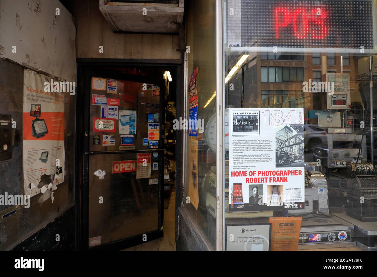 Der Eingang des ehemaligen Wohnhaus und Atelier des Fotografen und Filmemacher Robert Frank bei 184 Bowery. Lower Manhattan. New York City, USA. Stockfoto