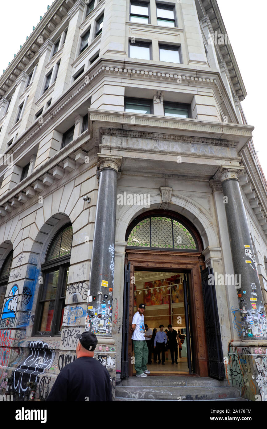 Außenansicht des Obersten New York City Store auf 190 Bowery. Manhattan, New York City, USA. Stockfoto