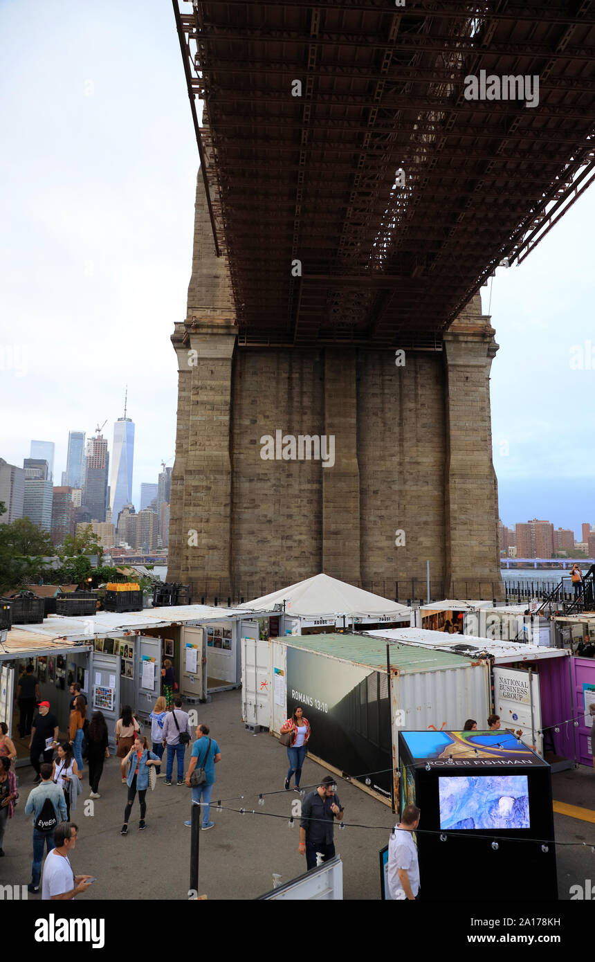 Jährliche Photoville Fotografie Kunst Ausstellung unter der Brooklyn Bridge in Brooklyn Bridge Park. Brooklyn New York USA Stockfoto