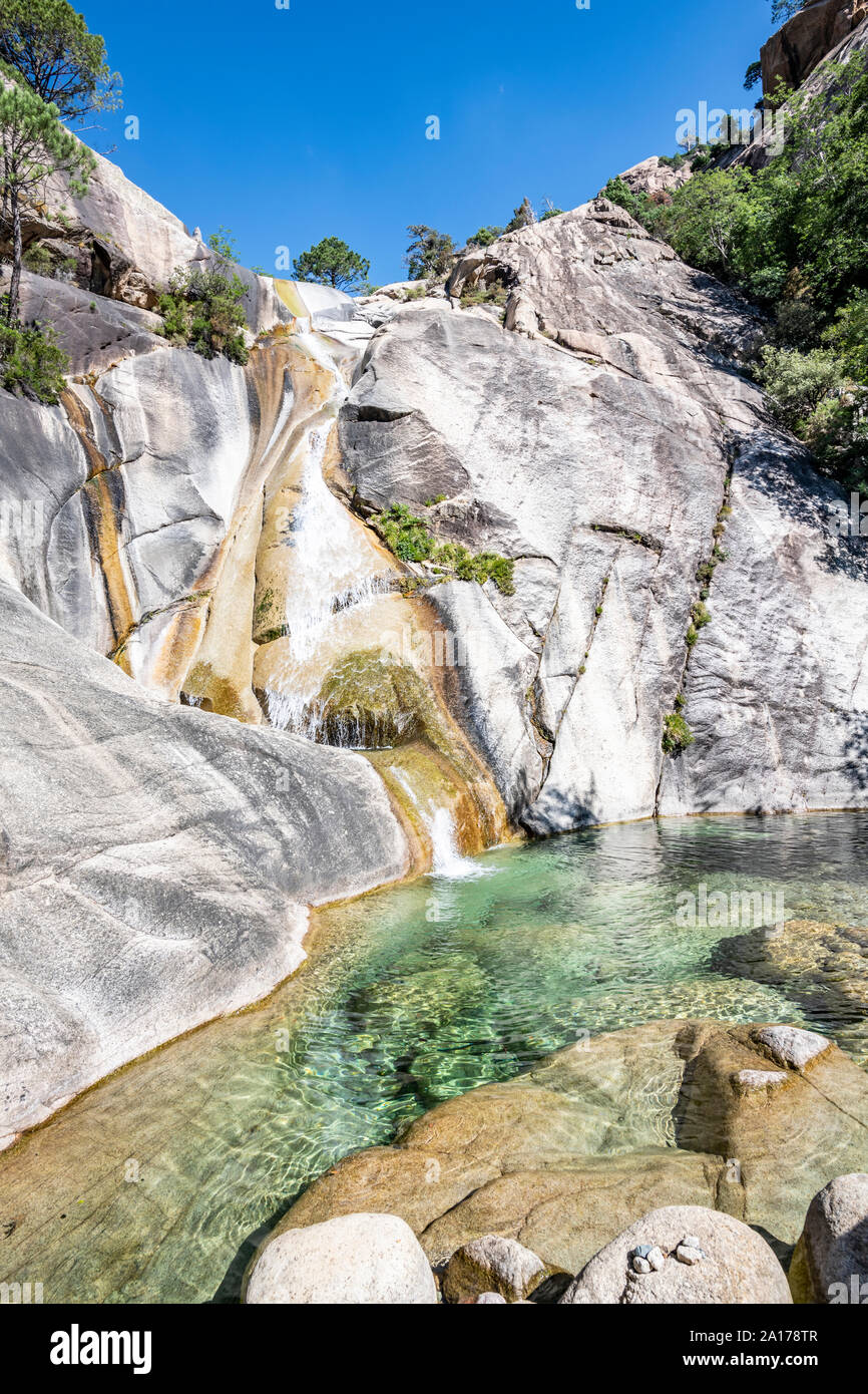 Wasserfall und natürlichen Pool in der berühmten Purcaraccia Canyon in Bavella im Sommer, eine touristische Destination und Anziehung (für Canyoning und Wandern). Stockfoto