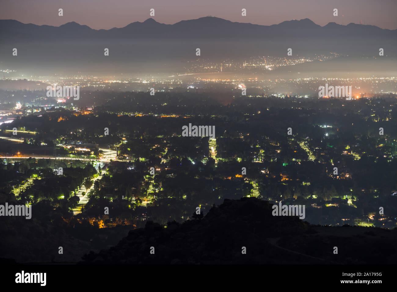 Predawn Bergspitze auf nebligen San Fernando Valley Stadtviertel in Los Angeles, Kalifornien. Stockfoto