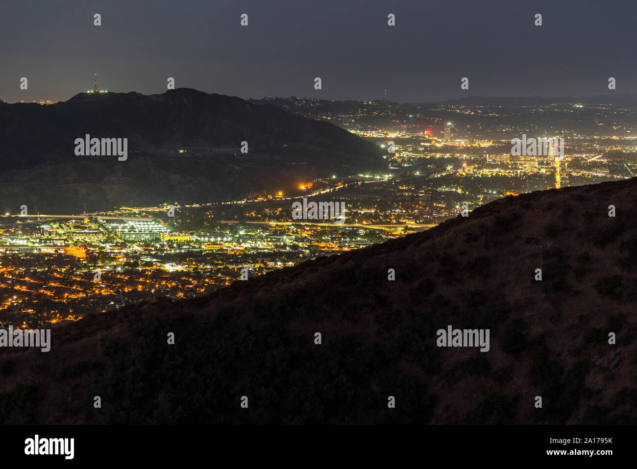 Berggipfel Nacht Blick auf Glendale, Griffith Park und dem San Fernando Valley in Los Angeles, Kalifornien. Stockfoto