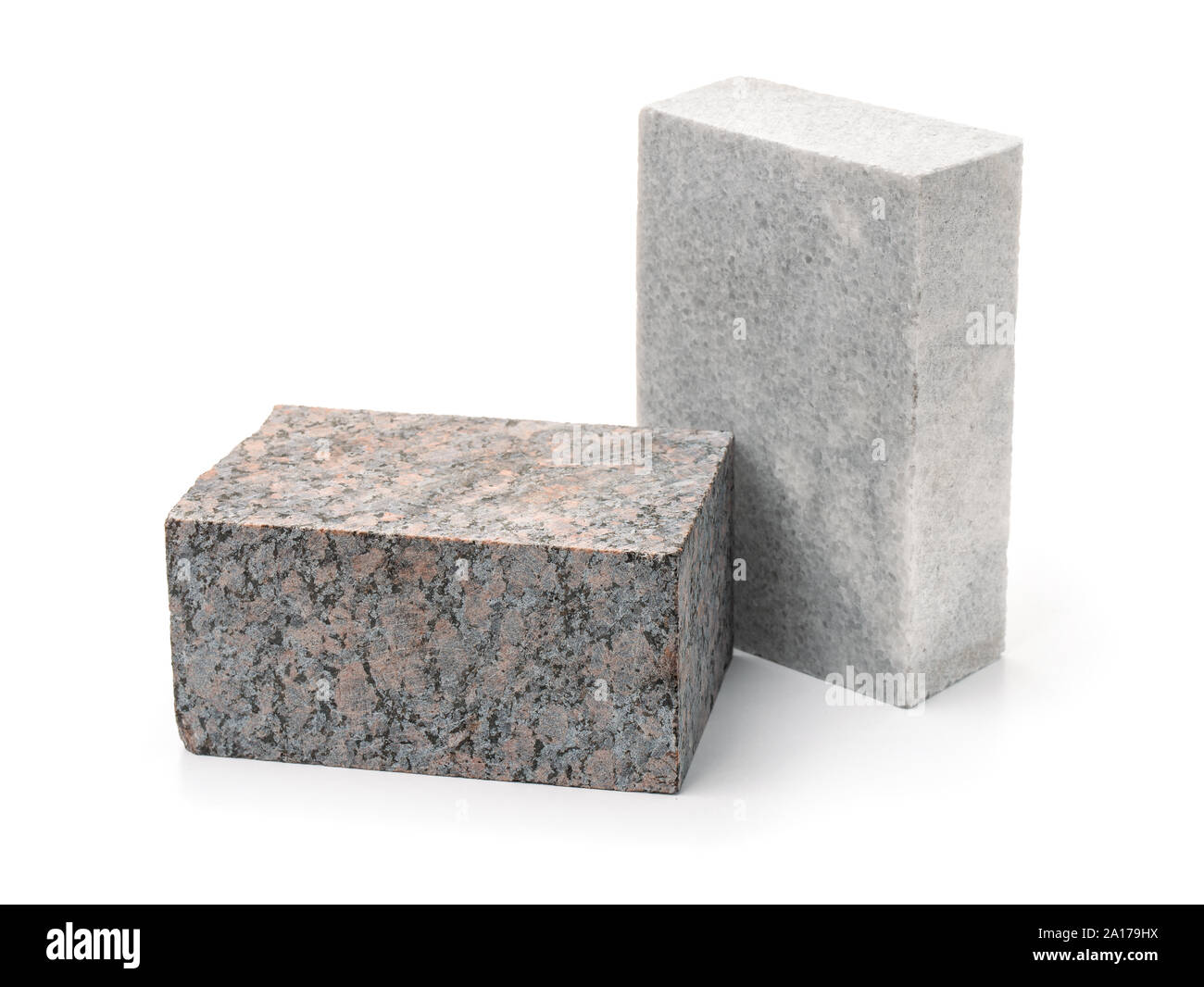 Unpoliertem Granit und Marmor Stein Bausteine isoliert auf weißem Stockfoto