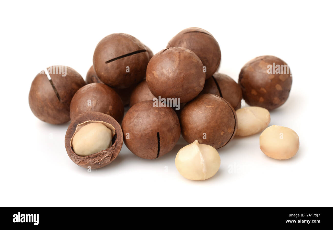 Stapel von Macadamia-nüssen isoliert auf weißem Stockfoto