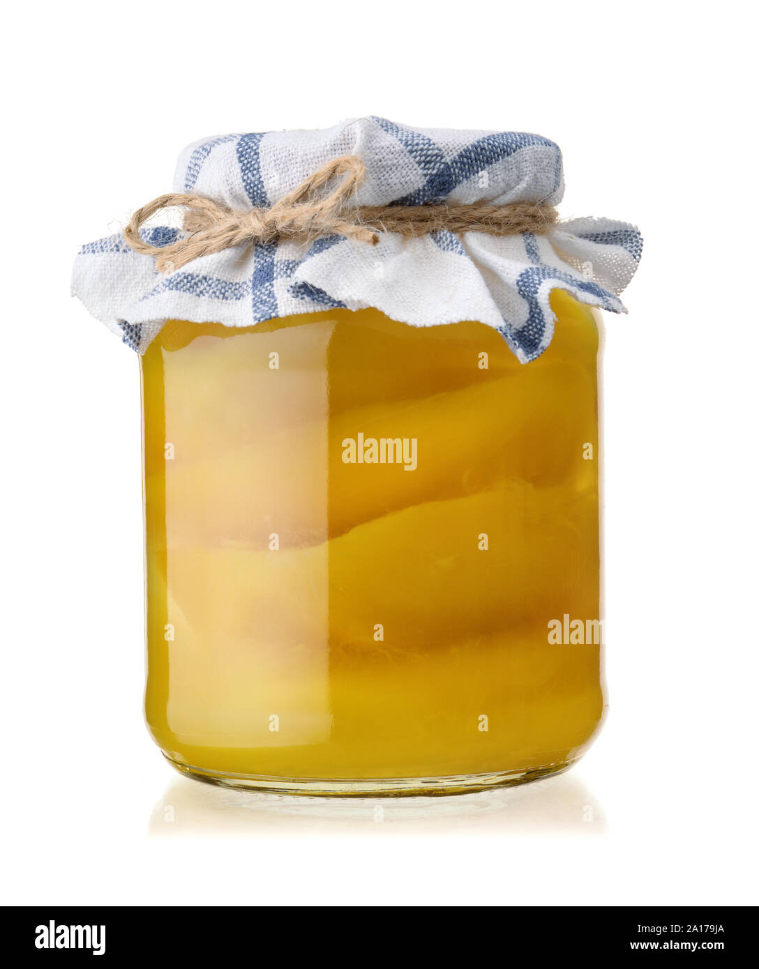 Glas mit der aufgeschnittenen Mangos in natürlichen Sirup isoliert auf weißem Stockfoto
