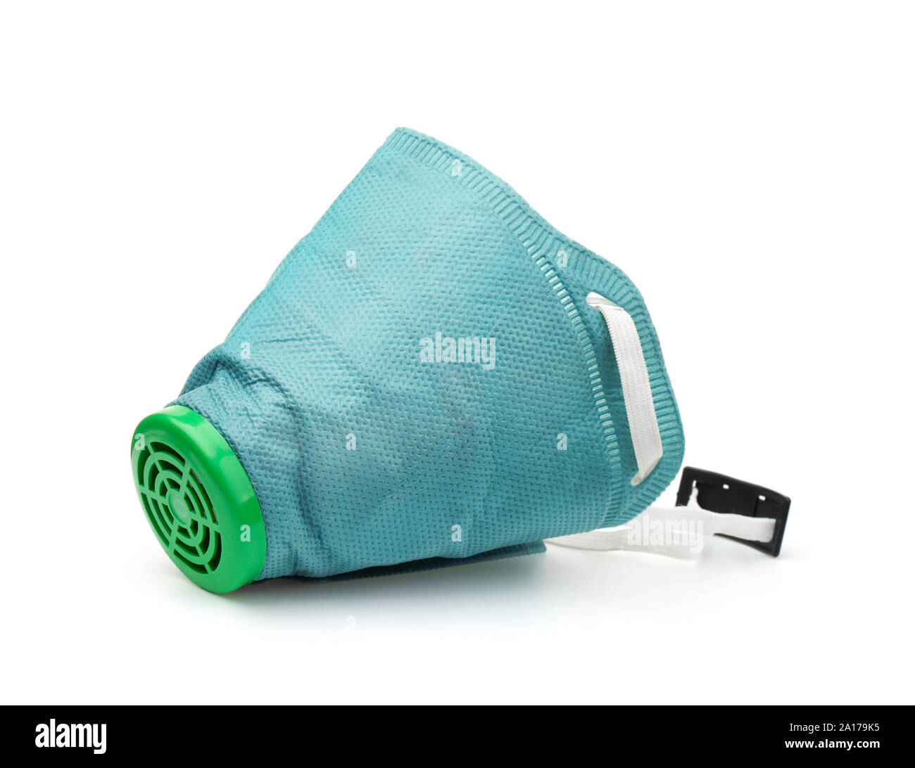 Grüne Einweg-atemschutzmaske auf Weiß isoliert Stockfoto