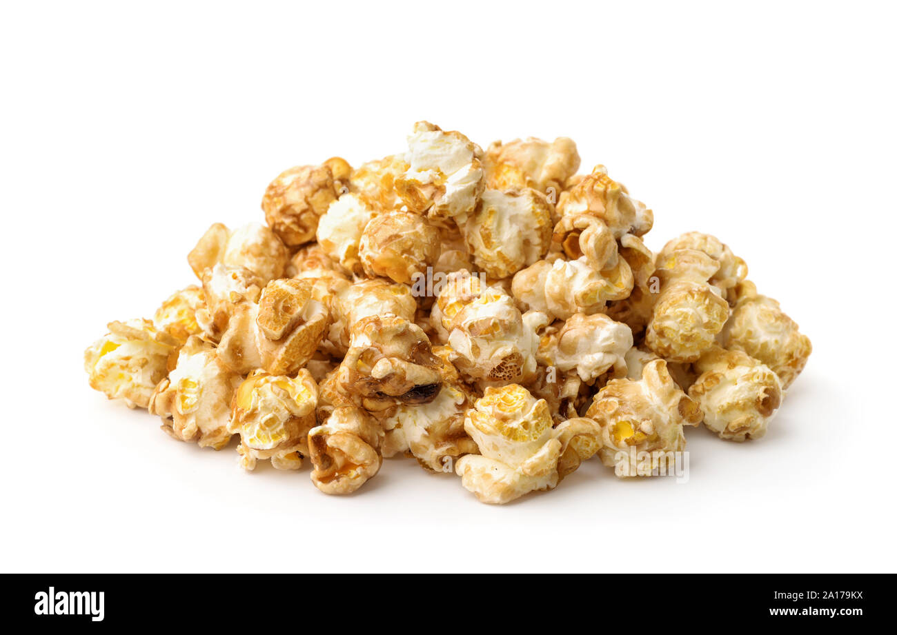 Stapel von frischem Karamell popcorn isoliert auf weißem Stockfoto