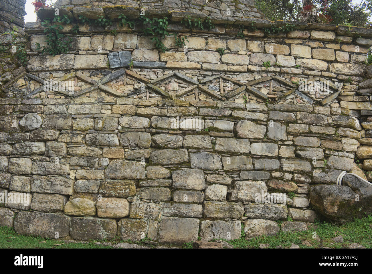 Steinmauer Schnitzereien an den Ruinen von Kuélap Festung, Chachapoyas, Amazonas, Peru Stockfoto