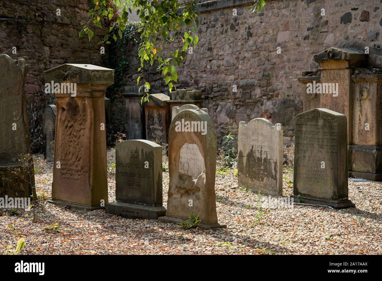 Abgenutzte und verwitterte jüdische Grabsteine auf was die erste jüdische Burial Ground in Schottland war, eröffnet im Jahre 1816. Stockfoto