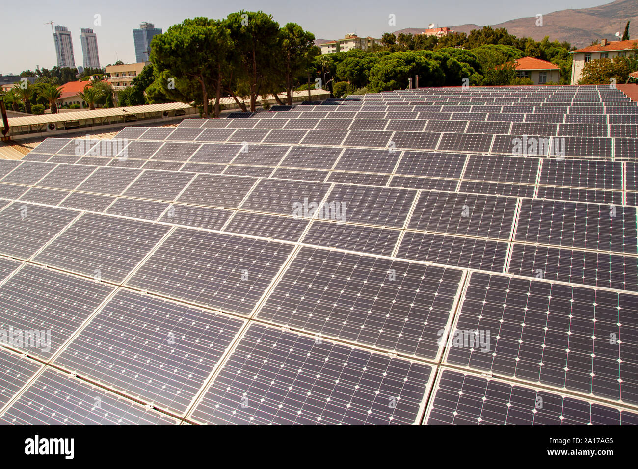 Zeile mit blauen Solarzellen, Ökologie, Strom und nachhaltiges Energiekonzept Stockfoto