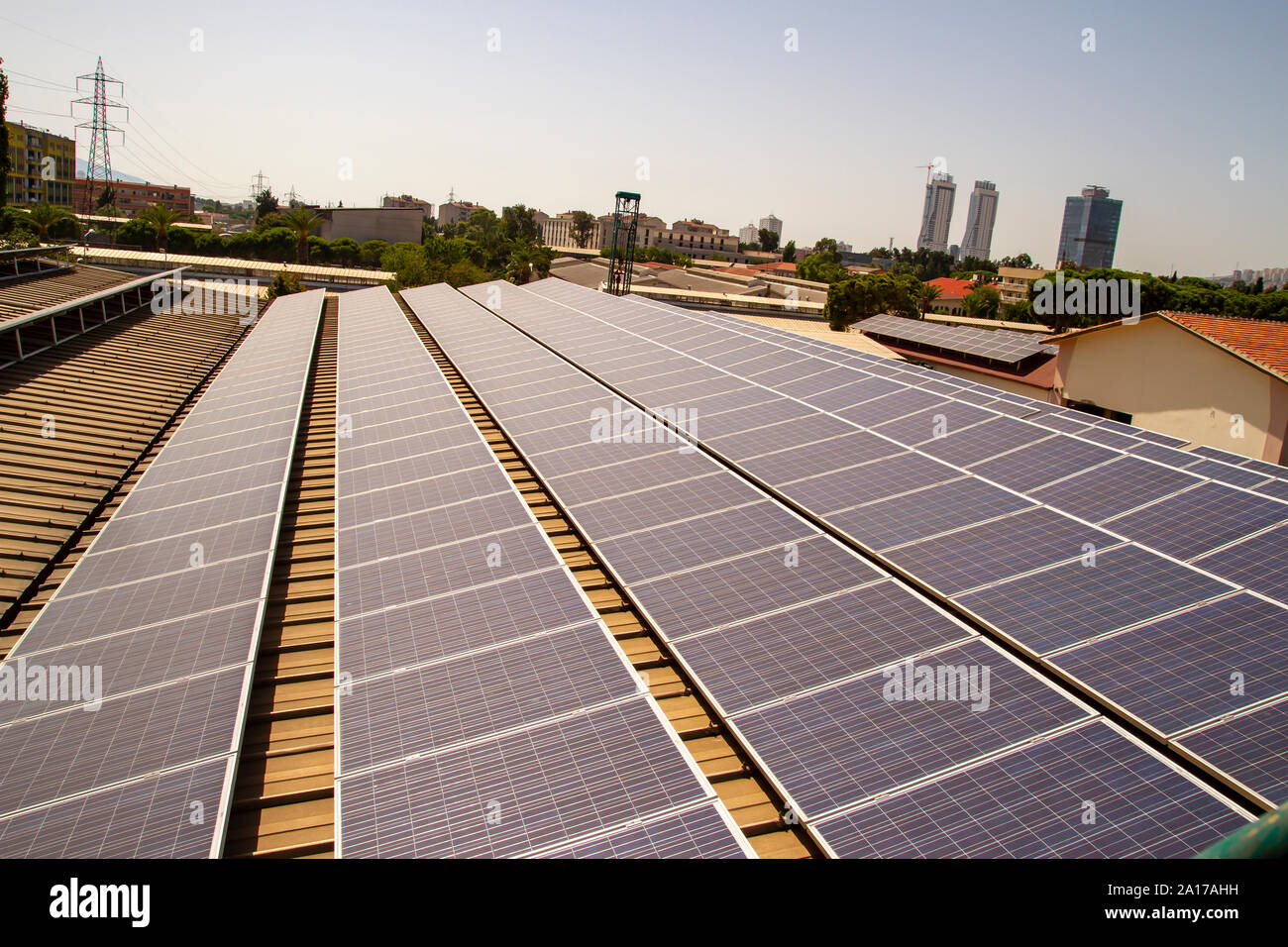 Zeile mit blauen Solarzellen, Ökologie, Strom und nachhaltiges Energiekonzept Stockfoto