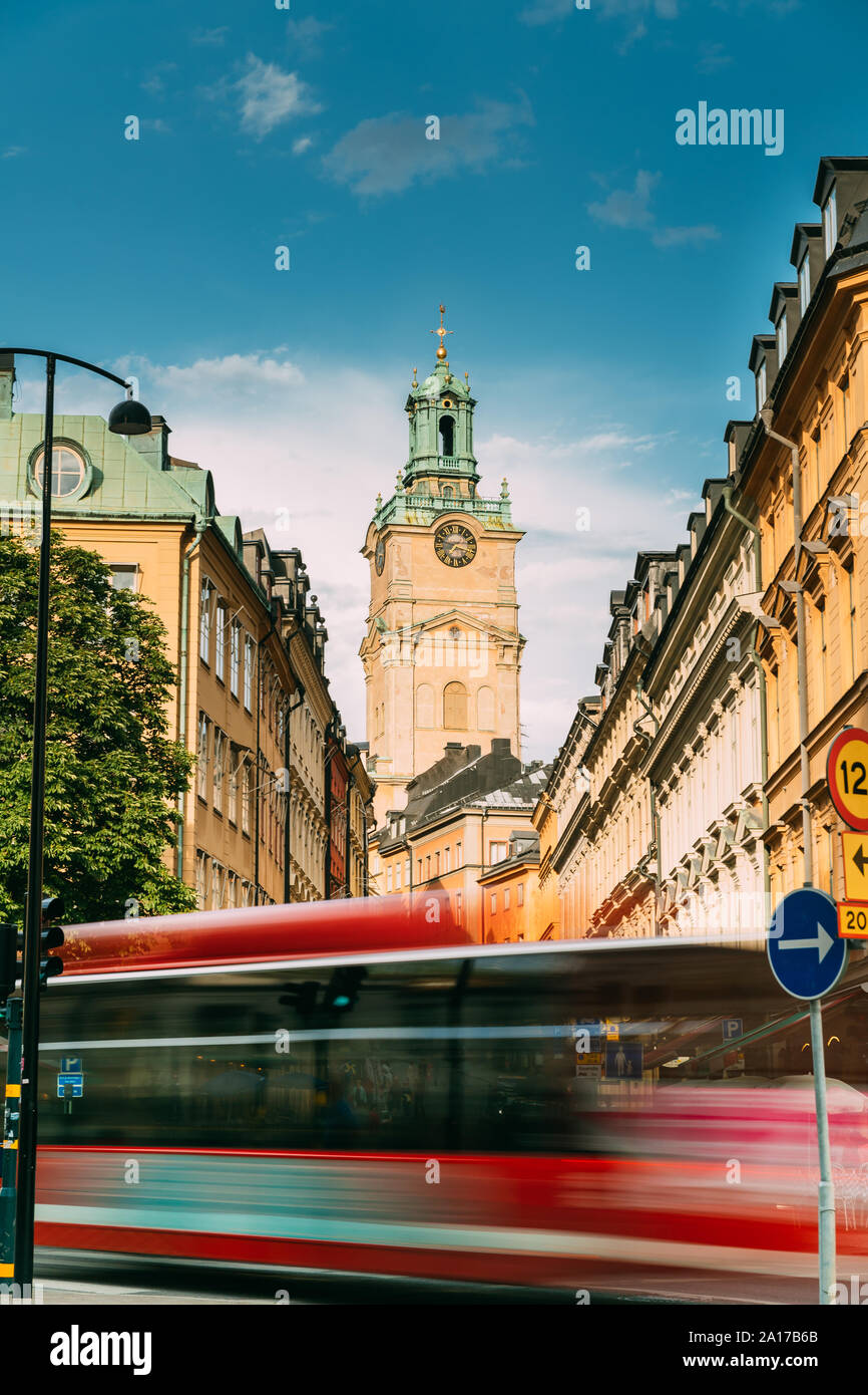 Stockholm, Schweden. Roter Bus In Motion Blur Fahrten in der Nähe von Old Town mit Turm der Storkyrkan - Die große Kirche oder Kirche des Hl. Nikolaus. Stockholm Cathedr Stockfoto