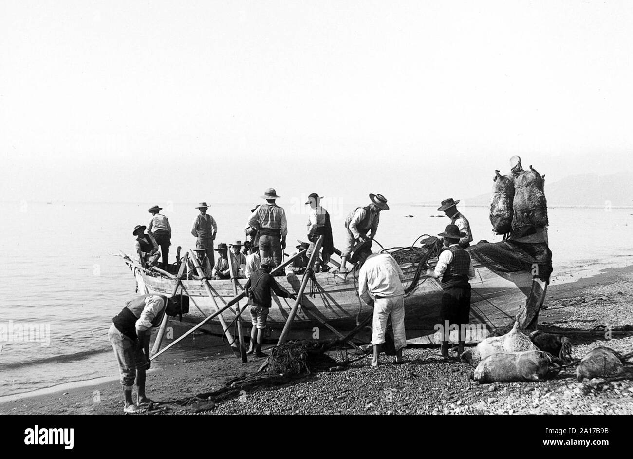 Spanische Fischer mit Tierkörpern Llafranc Spanien 1912 Stockfoto