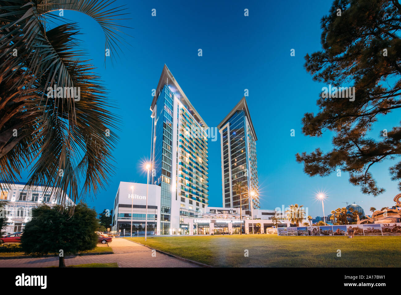 Batumi, Adscharien, Georgien - 10. September 2017: Gebäude des Hilton Hotel in Abend oder Nacht Illuminationen. Die städtische Architektur der georgischen Stadt O Stockfoto
