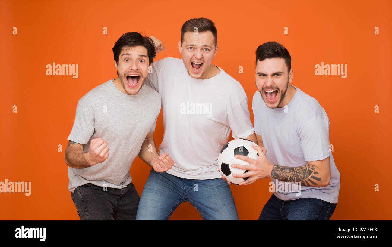 Ziel! Fußball-Fans, Fußball und Schreien Stockfoto